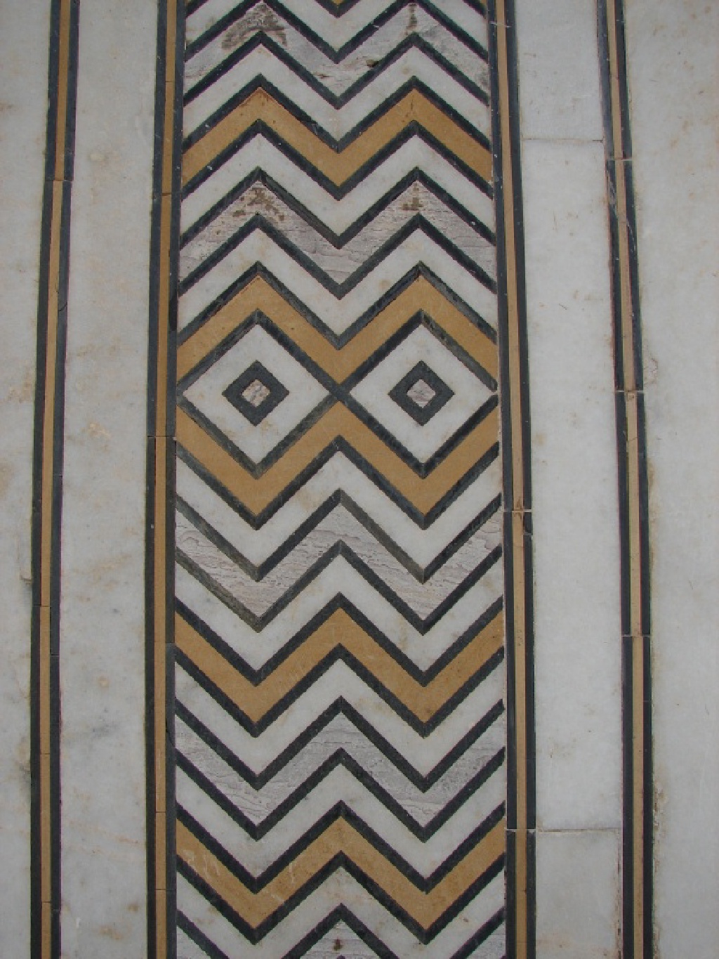 2008/03(March)/AroundTheWorld/Jaj Mahal Post/1024x768_More Inlaid Patterns.JPG